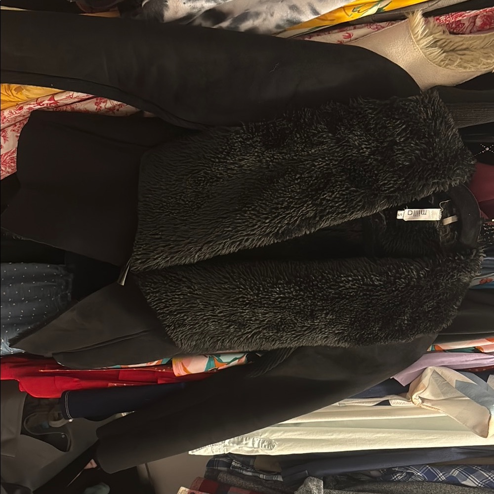 Chic Black Jacket with Faux Fur Collar